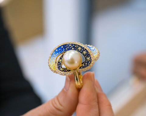 Sicis, anello Saturno con perla South Sea, micro mosaico, diamanti. Copyright: gioiellis.com