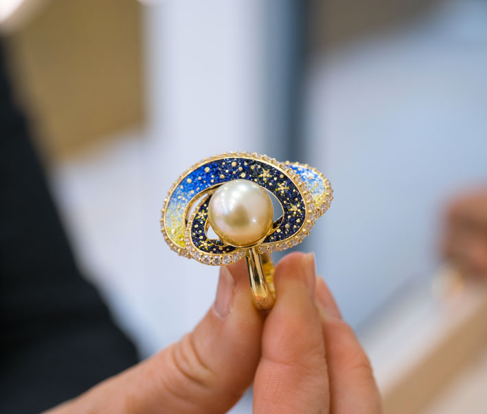 Sicis, anello Saturno con perla South Sea, micro mosaico, diamanti. Copyright: gioiellis.com