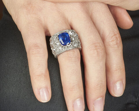 Anello a fascia in oro bianco 18 carati con zaffiro di 6.08 carati e diamanti, asta Pandolfini