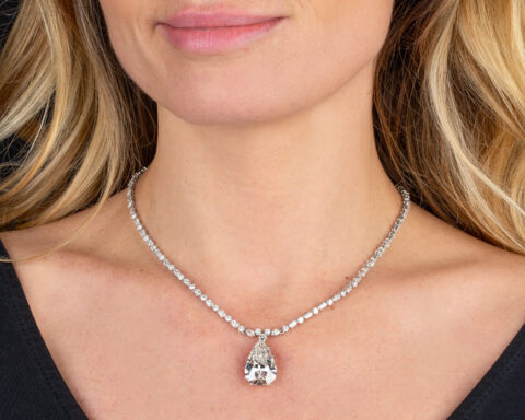 Collana con diamante taglio a goccia in oro bianco 18kt, diamanti taglio navette e brillante per ct 9.50 circa, da cui pende un diamante taglio a goccia (smontato) di ct 14.96, colore H, purezza Vvs1 indossata