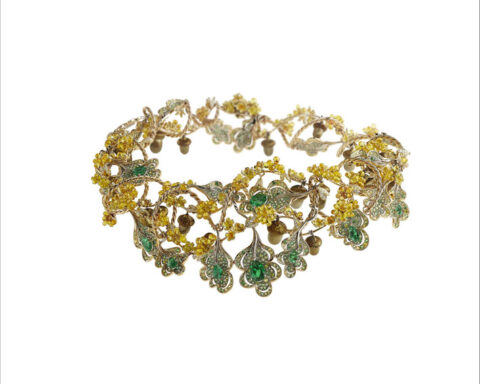 Collana ispirata a un intreccio di rami di quercia in oro rosa e titanio, diamanti bianchi, gialli, arancioni, cognac