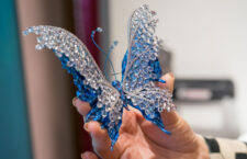 Spilla Blue Deam Butterfly in titanio, spinelli, diamanti, zaffiri bianchi. Copyright: gioiellis.com