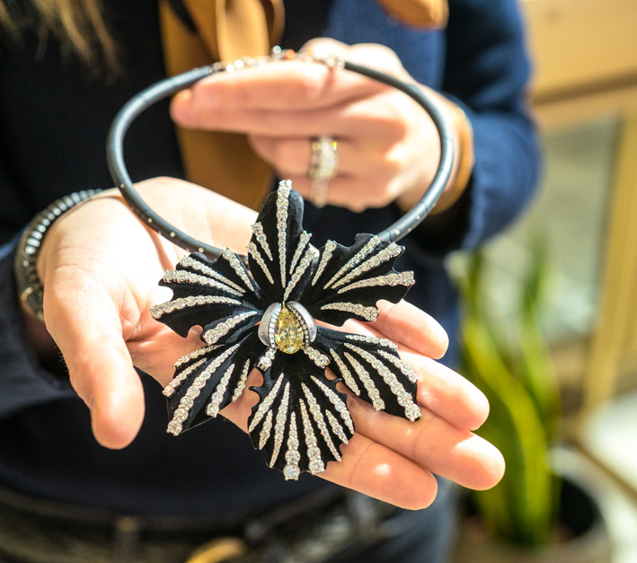 Busatti 1947, collana in titanio nero effetto velluto black, trattamento nero assoluto. Diamante brown-yellow di 4,48, quarzo rosa, diamanti bianchi. Gioiello vincitore ai Couture Design Awards. Copyright: gioiellis.com