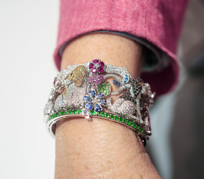 Bracciale animalier con corniola cabochon, diamanti multicolore, zaffiri rosa e blu, tsavoriti. Copyright: gioiellis.com
