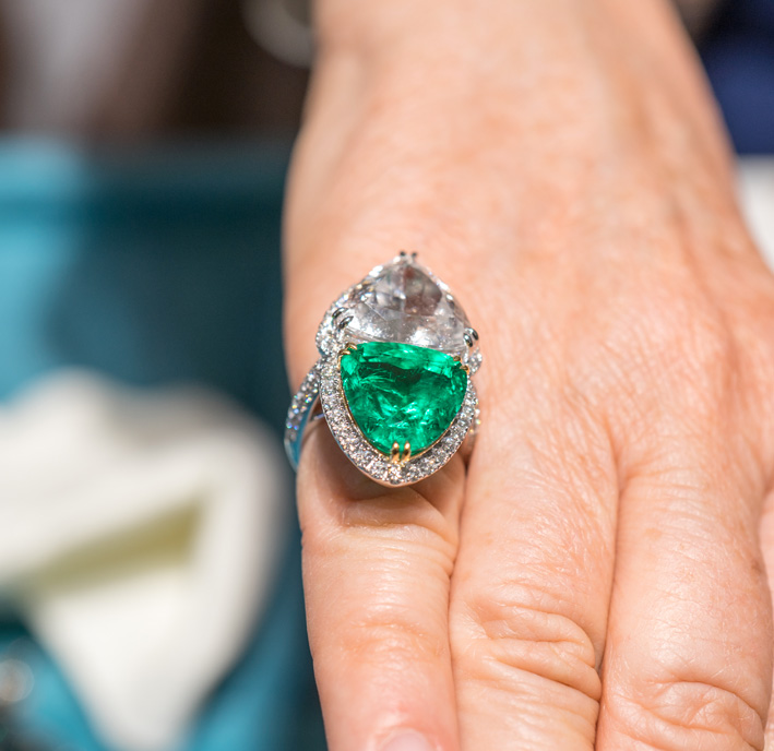 Toutes les singularités d'Alexandre Laut 3 Anello con smeraldo da 10 carati e diamante taglio trillion. Copyright: gioiellis.com