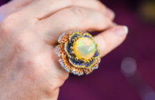 Alessio Boschi, anello Peony, con opale giallo etiope, diamanti bianchi e gialli, zaffiri arancioni e viola, tsavoriti. Copyright: gioiellis.com