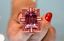 Anello art déco con kunzite taglio smeraldo di 34,02 carati, rubini, diamanti by Arthur Scholl. Copyright: gioiellis.com