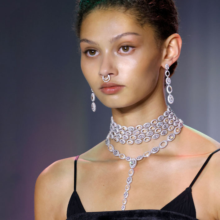 Modella con i gioielli della collezione Midnight Sun Opus II