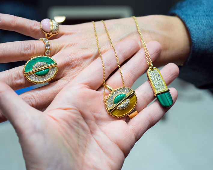 Marceline, collane in oro, malachite, diamanti. Copyright: gioiellis.com