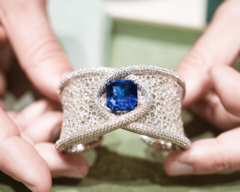 Bracciale con zaffiro di 17,75 carati e diamanti taglio rosa. Copyright: gioiellis.com