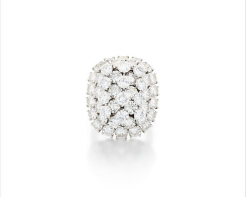 Anello di diamanti vintage di Van Cleef and Arpels, con design a grappolo, regalo di Elton John