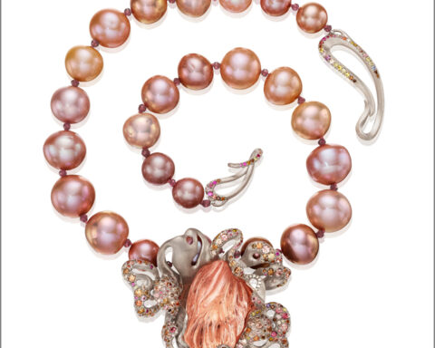 Collana Camelie con raro topazio rosa naturale con rapporto GIA, oro bianco 18 carati, diamanti colorati e pietre preziose colorate, perle d'acqua dolce cinesi rosa e pesca naturali