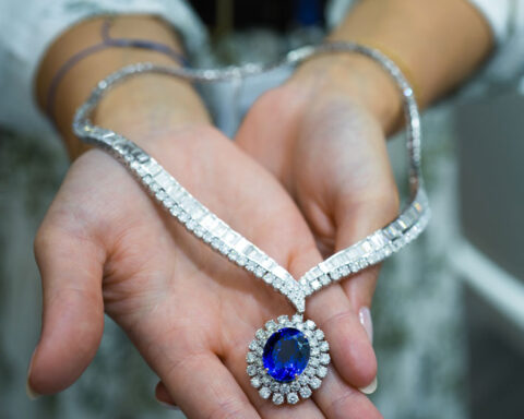 Collana con tanzanite ovale di 18 carati, diamanti per 23 carati. Copyright: gioiellis.com