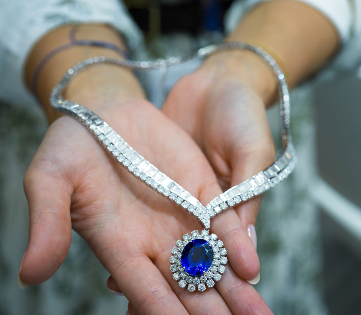 Collana con tanzanite ovale di 18 carati, diamanti per 23 carati. Copyright: gioiellis.com