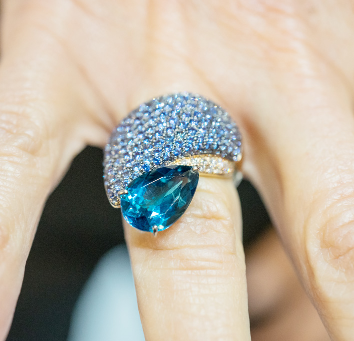 The Silvio Ancora's Class 2 Anello con topazio Blue London e pavé di zaffiri. Copyright: gioiellis.com