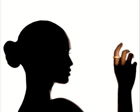 Anello smart di Ultrahuman indossato