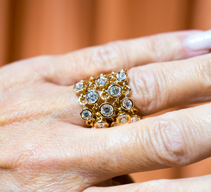 New Oro Addosso jewels 1 Anello in oro e diamanti con maglia fatta a mano. Copyright: gioiellis.com