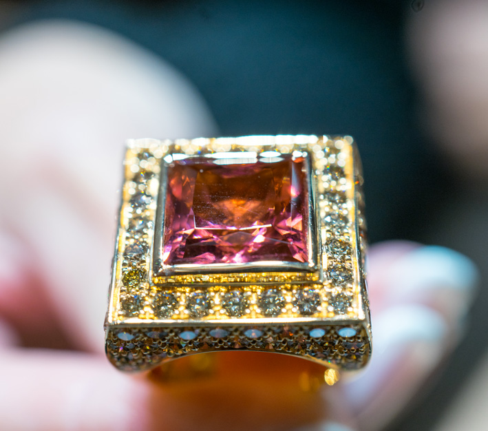 New Oro Addosso jewels 2 Anello con tormalina rosa taglio cuscino e diamanti. Copyright: gioiellis.com