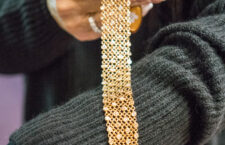 Bracciale con maglia in oro per 62 grammi realizzata a mano, diamanti. Copyright: gioiellis.com