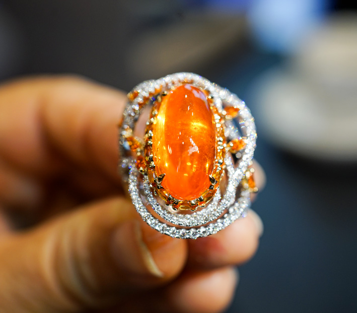 Karen Suen, anello con granato mandarin cabochon e diamanti. Copyright: gioiellis.com