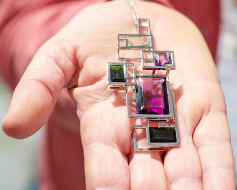 Collana con ametista, tormalina blu e verde. Copyright: gioiellis.com