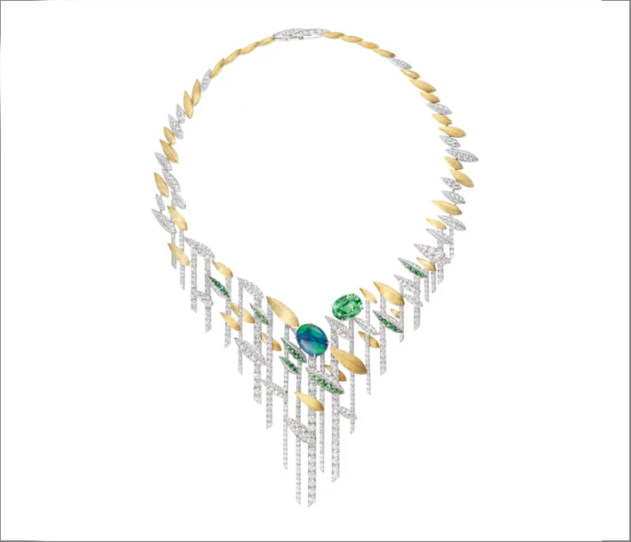 Collier in oro bianco 18 carati, oro giallo e platino, con opale nero ovale cabochon da 13,19 carati come pietra centrale