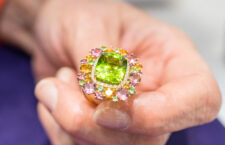 Anello con peridoto, taglio cushion, citrini, tormaline, tsavoriti. Copyright: gioiellis.com