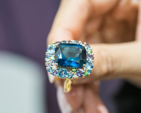 Anello con topazio taglio cuscino, acquamarina, tanzanite, tsavorite di Isabelle Langlois. Copyright: gioiellis.com