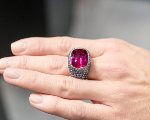 Villa Milano, anello con rubellite e micromosaico di zaffiri. Copyright: gioiellis.com