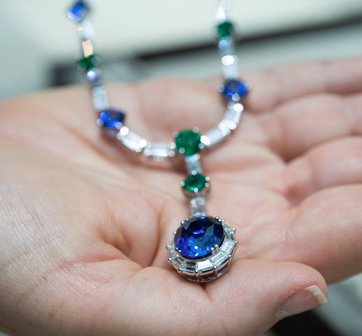Picchiotti, collana componibile con diamanti, smeraldi, zaffiri. Copyright: gioiellis.com