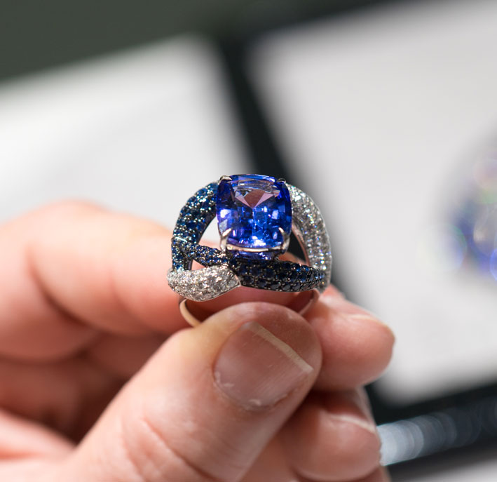 Benoi high jewelry is born 2 Anello Waves of Life con tanzanite, zaffiri, diamanti. Copyright: gioiellis.com