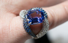 Anello Waves of Life indossato: tanzanite, zaffiri, diamanti. Copyright: gioiellis.com