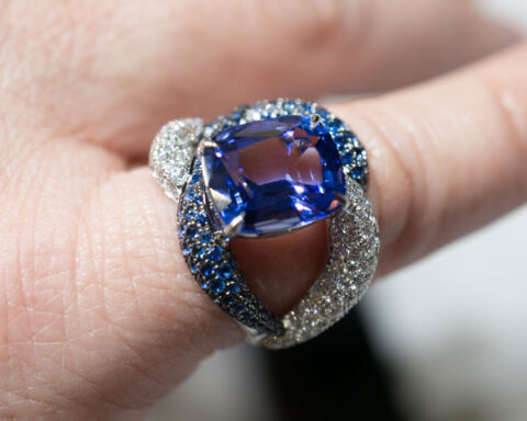 Anello Waves of Life indossato: tanzanite, zaffiri, diamanti. Copyright: gioiellis.com