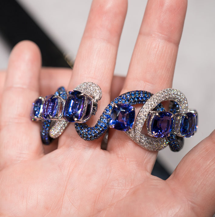 Benoi high jewelry is born 3 Bracciale Waves of Life con tanzanite, zaffiri, diamanti. Copyright: gioiellis.com
