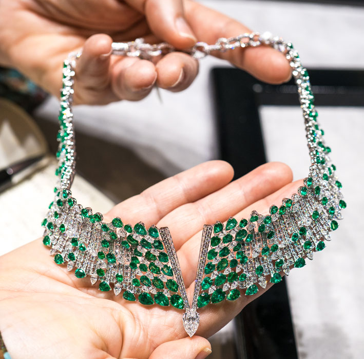 Benoi, collana Undress con smeraldi taglio goccia e diamanti. Copyright: gioiellis.com