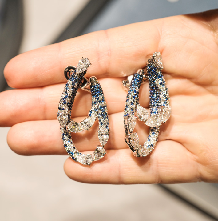 Die Geburtsstunde von Benoi Haute Joaillerie 4 Orecchini con 380 diamanti bianchi per 10,24 carati e 657 zaffiri blu per 7,43 carati. Copyright: gioiellis.com
