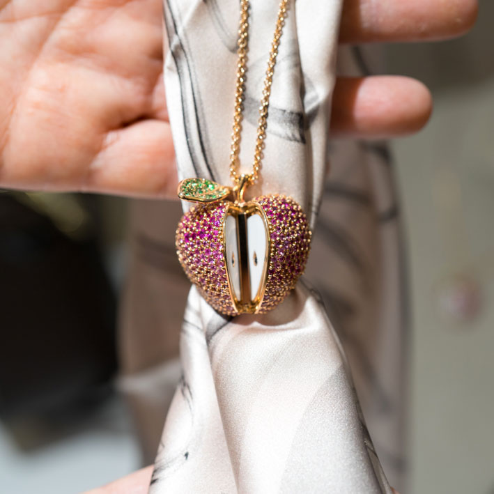 Pendente in oro rosa, con ceramica bianca, zaffiri rosa, diamanti neri. Copyright: gioiellis.com