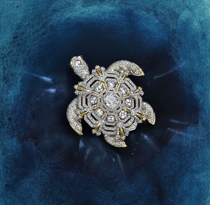 Il pendente Sea Turtle nasconde un meccanismo che consente di trasformarlo in spilla