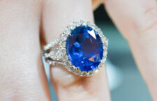 Anello con diamanti per 2 carati FGVS1 e zaffiro dello Sri Lanka di 9,35 carati di Valentina Callegher. Copyright: gioiellis.com