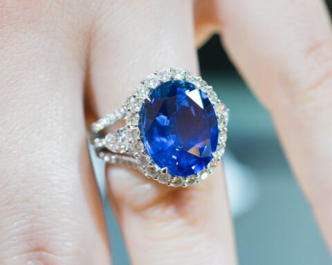 Anello con diamanti per 2 carati FGVS1 e zaffiro dello Sri Lanka di 9,35 carati di Valentina Callegher. Copyright: gioiellis.com