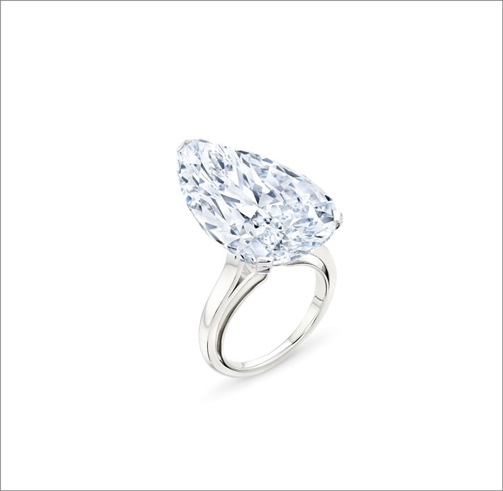 Un saphir géant pour Christie's à New York 5 Anello con un diamante azzurro taglio brillante a goccia da 17,98