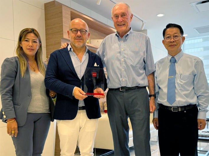 Da sinistra, la Ceo di Abi, Nongluck Julsuwan, il deputy Ceo di Progold Damiano Zito, il fondatore di Abi, Gary Ford, il Coo Noppadon Niwattannan