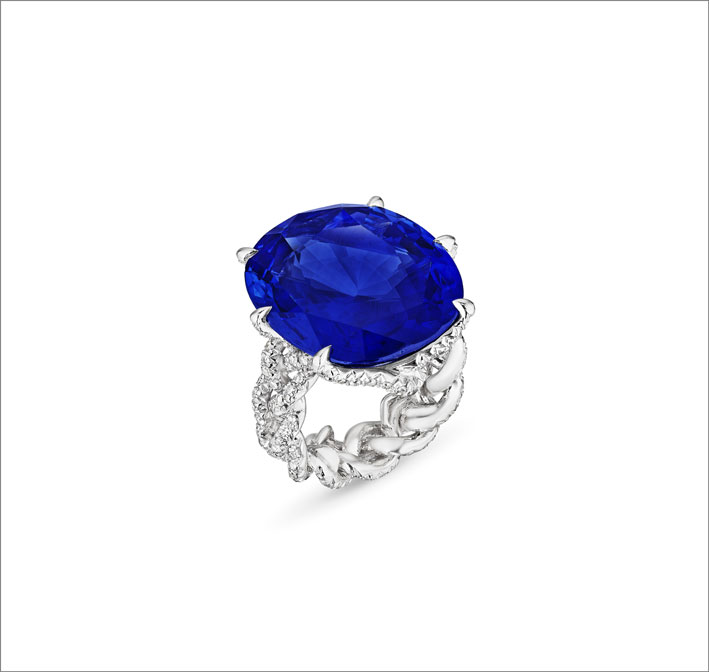 Joyas de Anne H. Bass para Christie's 5 Anello di Jar con zaffiro e diamanti. Orecchini di Jar con diamanti e zaffiri di diversi colori. Christie’s Images Ltd. 2025