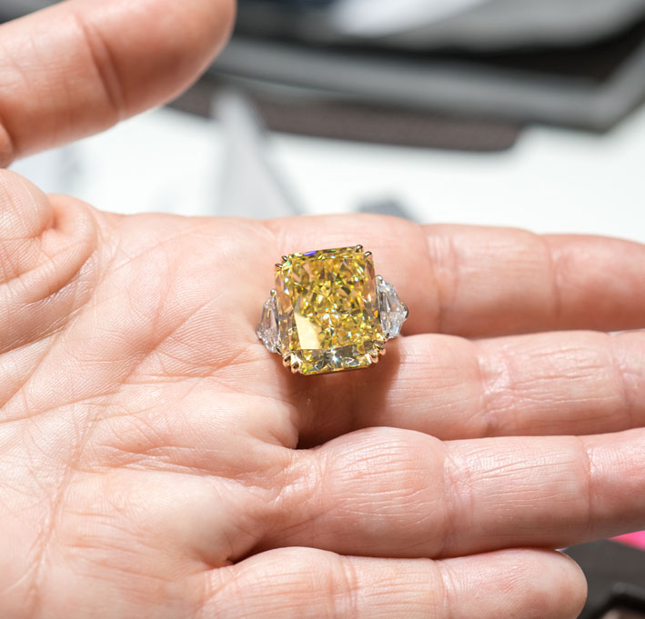 Anello con diamante intense yellow di 26 carati e diamanti bianchi. Copyright: gioiellis.com
