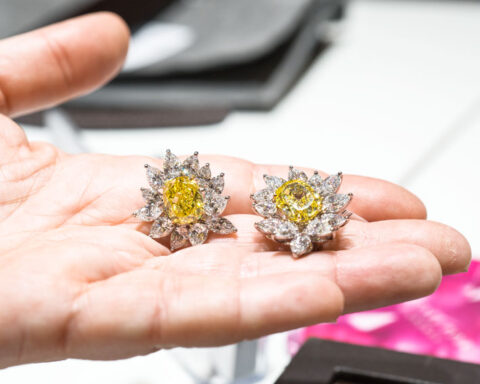Orecchini con diamanti gialli di 10,5 carati vivid yellow e diamanti bianchi. Copyright: gioiellis.com