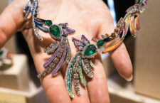 Sicis, dettaglio della collana Colibrì con smeraldi, diamanti, tsavoriti, malachite, micro mosaico. Copyright: gioiellis.com