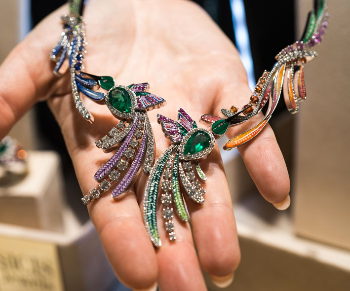 Sicis, dettaglio della collana Colibrì con smeraldi, diamanti, tsavoriti, malachite, micro mosaico. Copyright: gioiellis.com