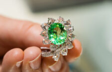 Kahn high jewellery, anello con tormalina paraiba di 5,85 carati e diamanti. Copyright: gioiellis.com