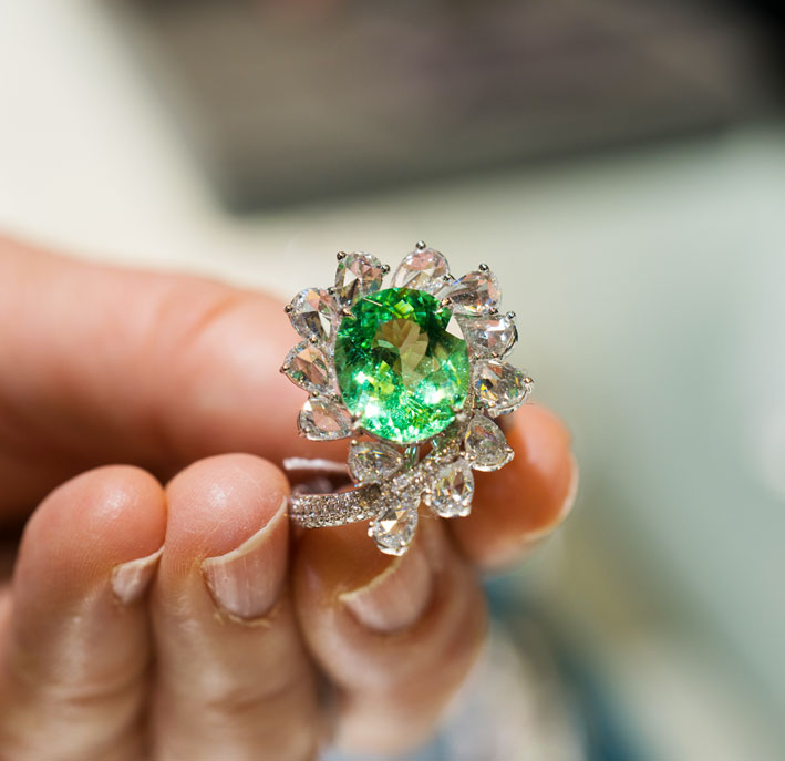 Kahn high jewellery, anello con tormalina paraiba di 5,85 carati e diamanti. Copyright: gioiellis.com