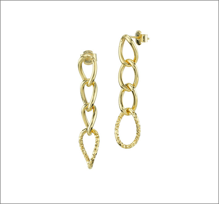 Orecchini in argento dorato Marlena con catena ovale liscia e ovale martellata